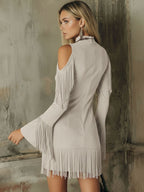 Robe Mini Suédine Élégante – Épaules Dénudées & Franges