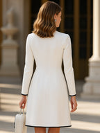 Chic Contrastée – Boutons Élégants & Coupe Structurée